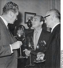 Karel Reisz (uprostřed) na filmovém festivalu v Karlových Varech (1964), Zdroj: Wikipedie (Bundesarchiv, Bild 183-C0710-0009-013 / CC-BY-SA 3.0) 