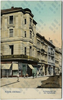 Zámecká ulice, pohlednice byla vydána u knihkupce Karla Mareše v Moravské Ostravě. Zdroj: Archiv města Ostravy, Sbírka fotografií