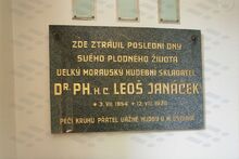Pamětní deska hudebnímu skladateli Leoši Janáčkovi. Zdroj: Archiv města Ostravy, Sbírka fotografií
