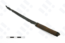 Nůž s dochovanou dřevěnou střenkou, přelom 13. a 14. století až 14. století, foto V. Gřondělová.