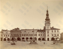 Jihovýchodní strana náměstí s budovou Staré radnice, 1880 (fotoarchiv OM)