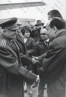 L. Svobodu vítá na letišti v Mošnově primátor Ostravy Z. Kupka. Zdroj: Archiv města Ostravy, Sbírka fotografií. 