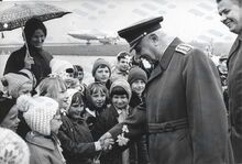 L. Svoboda na letišti v Mošnově. Zdroj: Archiv města Ostravy, Sbírka fotografií.