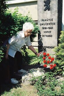 Pomník umučeným ve 2. světové válce na Špálově ulici v Přívoze. Zdroj: Archiv města Ostravy, Sbírka fotografií.