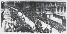Manifestace směřující do centra Moravské Ostravy 15. 10. 1918. Zdroj: Archiv města Ostravy, Sbírka fotografií.