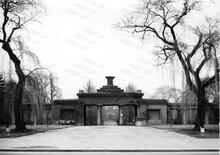 Vstupní brána na městský hřbitov v Moravské Ostravě. Zdroj: Archiv města Ostravy, Sbírka fotografií