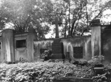 Hrobka rodiny Hladisch na městském hřbitově v Moravské Ostravě. Zdroj: Archiv města Ostravy, Sbírka fotografií