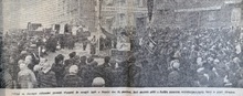 Fotografie ze podnikových novin Nová Ostrava z 21. 12. 1953, která zachycuje slavnostní předání dekretů prvním nájemníkům bytů v porubském I. obvodu.