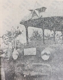 Alois Lysek a lokomotiva dětského vláčku pionýrské železnice. Zdroj: Nová svoboda 22. 8. 1958