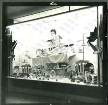Snímek výkladní skříně obchodního domu Rix ze soutěže konané 4. až 9. ledna 1933. Zdroj: Archiv města Ostravy.