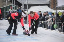 Ukázka curlingu na Olympijském festivalu v Olympijském parku u Ostravar Arény (11. února). Zdroj: Archiv města Ostravy