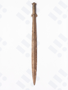 Bronzový meč, vybagrovaný v roce 1971 v Koblově, okolo 1100 př. n. l. (foto V. Gřondělová, Ostravské muzeum).