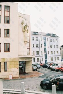 Vstup do budovy biskupství se sochou sv. Hedviky. Zdroj: Archiv města Ostravy, Sbírka fotografií, autor: Hana Kunzová