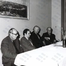 Zdeněk Bár (první zleva) na jedné z besed v roce 1980 (druhý zprava malíř Ota Holas). Zdroj: Archiv města Ostravy, Sbírka fotografií 