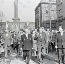 Prezident Antonín Novotný při procházce ulicí 30. dubna. Zdroj: Archiv města Ostravy.