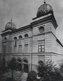 Hlavní synagoga v Moravské Ostravě někdy mezi léty 1912 a 1934. Zdroj: Archiv města Ostravy, Sbírka fotografií.