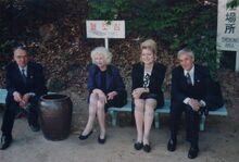 J. Bařinka (vpravo) s Olgou Havlovou při návštěvě Korejské republiky, 1992 Zdroj: https://iforum.cuni.cz/IFORUM-16669.html