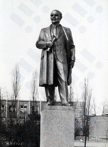 Socha V. I. Lenina na tehdejší Leninově třídě v Ostravě-Porubě. Zdroj: Archiv města Ostravy, Sbírka fotografií.