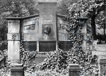 Hrobka rodiny Brzezowských, stav v roce 1978. Zdroj: Archiv města Ostravy, Sbírka fotografií.