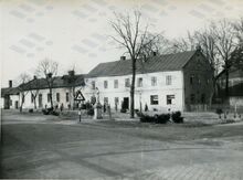 V popředí hostinec, vlevo budova kina v 50. letech 20. století