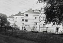 Zadní trakt domů č. p. 377-380 na Edisonově ulici Zdroj: Archiv města Ostrava, Sbírka fotografií