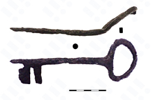 Klíč z hromadného nálezu, který byl u hradu objeven v roce 1896 při zakládání kamenolomu.