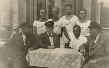 MUDr. Jan Čakrt (sedící uprostřed) při veslařských závodech VK Perun Přívoz, květen 1937, Zdroj: Archiv města Ostravy