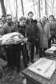 V. Havel u hrobu Jaromíra Šavrdy. Zdroj: Archiv města Ostravy, Sbírka fotografií.