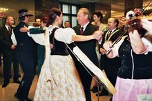 Prezident Rudolf Schuster tancuje s členkou folklorního souboru. Zdroj: Archiv města Ostravy, Sbírka fotografií, autor: Hana Kunzová.