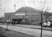 Exteriér haly Tatran v roce 1963. Zdroj: Archiv města Ostravy, Sbírka fotografií.