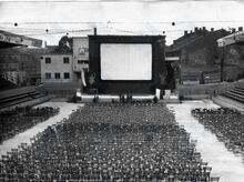 Letní kino Ostravského zimního stadionu se stalo dějištěm Filmového festivalu pracujících, na němž se objevily kromě domácí produkce též filmy z Francie, Itálie, Švédska, Polska, Maďarska, Sovětského svazu a USA, jak je patrné i z...