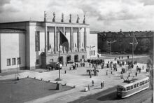 Dům kultury města Ostravy (dříve Dům kultury pracujících Ostravy 1961-1963). Zdroj: Archiv města Ostravy, Sbírka fotografií, Autor: Vilém Kropp [1963]