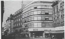 První v Ostravě instalované zábradlí na křižovatce je patrné před přízemím obchodního domu ASO. Zdroj: Archiv města Ostravy, Sbírka fotografií