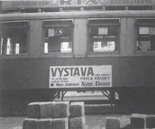 Reklama na ostravské tramvaji propagující výstavu P. Raszky v Národním domě v r. 1936 Zdroj: rodinný archiv, uveřejněno s laskavým svolením prof. Evžena Kočendy