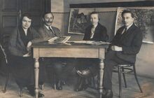 Marie Nováková (vlevo) s učiteli obecné smíšené školy v Zábřehu nad Odrou, 1923/1924 Zdroj: Archiv města Ostravy, fotoalbum školy (č. př. 336)