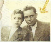Zdeněk Novák (vpravo), patrně s bratrem Vítězslavem Zdroj: HYVNAR, Kryštof. Ivančena. 70 let ve vzpomínkách a obrazech. Praha 2016