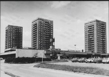 Věžové domy typu VM-OS v Mariánských Horách, jejichž typizovanou podobu navrhl architekt Alois Vašíček. Zdroj: Archiv města Ostravy, Sbírka fotografií