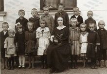 Božena Hončová se svou třídou, obecná škola v&nbsp;Nové Bělé (1923/1924) Zdroj: Roman Doležílek, Nová Bělá a&nbsp;Mitrovice v&nbsp;dobové fotografii, Ostrava 2010.