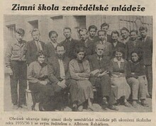 Albín Řeháček se žáky zimní školy zemědělské mládeže. Zdroj: Jesenická vesnice bez mezí (vesnické noviny okresu Jeseník), 1956