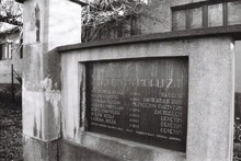 Památník obětí 2. sv. války z&nbsp;řad zaměstnanců bývalé jámy Hubert v&nbsp;Hrušově v&nbsp;areálu dolu Stachanov, Hrušov. Zdroj: Archiv města Ostravy, Sbírka fotografií. Autorka: Hana Kunzová