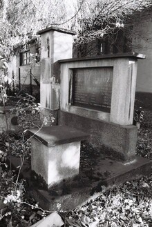 Původní umístění památníku obětí 2. sv. války z&nbsp;řad zaměstnanců bývalé jámy Hubert v&nbsp;Hrušově v&nbsp;areálu dolu Stachanov, Hrušov. Zdroj: Archiv města Ostravy, Sbírka fotografií. Autorka: Hana Kunzová