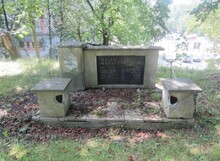 Současné umístění památníku obětí 2. sv. v. z&nbsp;řad zaměstnanců bývalé jámy Hubert v&nbsp;Hrušově v&nbsp;Landek Parku v&nbsp;Petřkovicích. Zdroj: evidence válečných hrobů