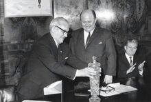 Předseda městské rady v&nbsp;Katovicích Antoni Wojda (vlevo) a&nbsp;ostravský primátor Zdeněk Kupka při ratifikaci smlouvy o&nbsp;spolupráci mezi Ostravou a&nbsp;Katovicemi 10. 3. 1970. Zdroj: Archiv města Ostravy, Sbírka fotografií. 