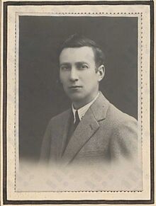 Zdeněk Oliva (asi 1922) Zdroj: Archiv města Ostravy, kronika obce Hrabová 1922 -&nbsp;1937