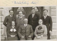Učitelský sbor obecné školy ve Staré Bělé v roce 1936, řídící učitel Pavel Rusek dole uprostřed. Archiv města Ostravy, školní kronika obecné školy ve Staré Bělé, poř. č. 225. str. 167.