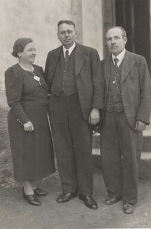 Kronika obecné školy chlapecké v&nbsp;Heřmanicích 1918-1940, př. č. 209, řídící učitel Josef Žebrák ve školním roce 1936/1937 uprostřed