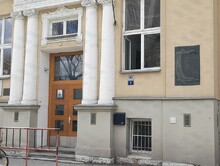 Pamětní deska odbornému učiteli Františku Hozovi na budově Ostravské Univerzity, fakulty umění. Autorka: Lenka Rokowská, 2026