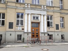 Vchod budovy Ostravské univerzity, fakulty umění na ul. Podlahova v Mariánských Horách, kde je umístěna pamětní deska Františku Hozovi. Autorka: Lenka Rokowská, 2026