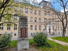 Současné umístění památníku obětem 2. světové války z řad Sokola v Mariánských Horách v parčíku před budovou Ostravské univerzity, fakulty umění na ul. Podlahova. Autorka: Lenka Rokowská, 2026