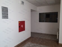 Umístění pamětní desky obětem 2. světové války z řad hasičů ve vstupní chodbě budovy hasičského záchranného sboru (vedle vrátnice) na ul. Odboje. Autorka: Lenka Rokowská, 2026